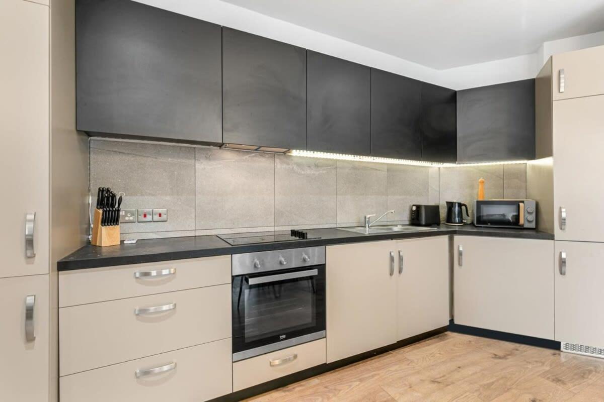 Spacious 1 Bedroom Apartment In Central Woking Dış mekan fotoğraf