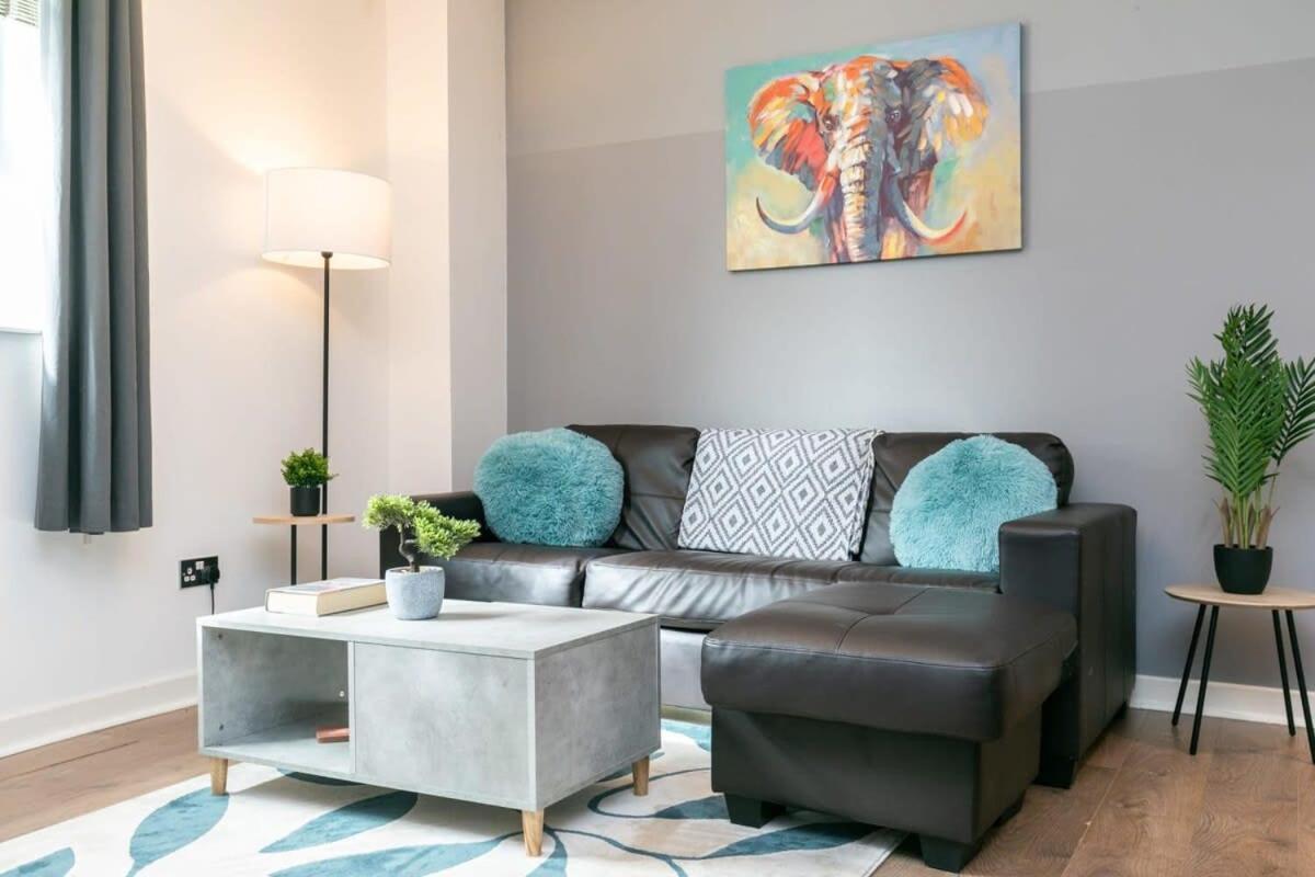 Spacious 1 Bedroom Apartment In Central Woking Dış mekan fotoğraf