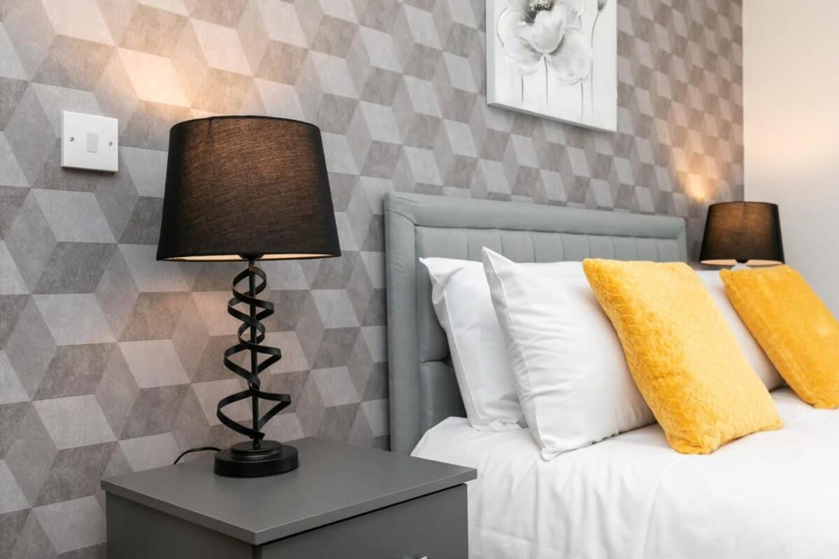 Spacious 1 Bedroom Apartment In Central Woking Dış mekan fotoğraf